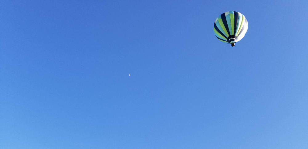 Sky-Manor-Balloonist-Green-Balloon-with-the-moon-in-the
