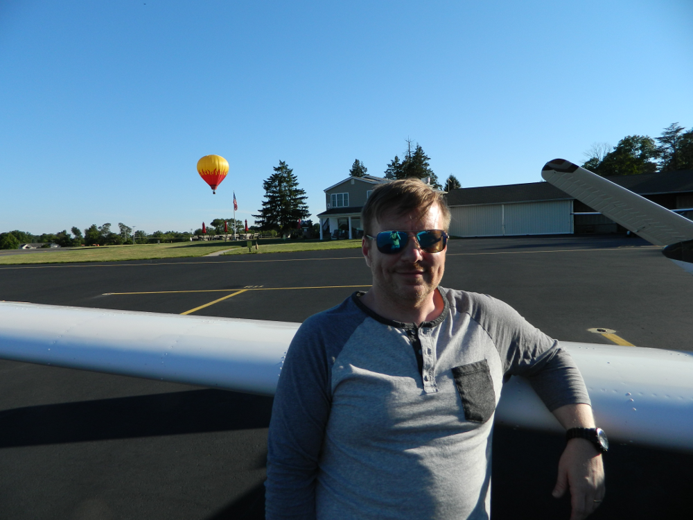 A-red-hot-air-balloon-comes-in-for-a-landing